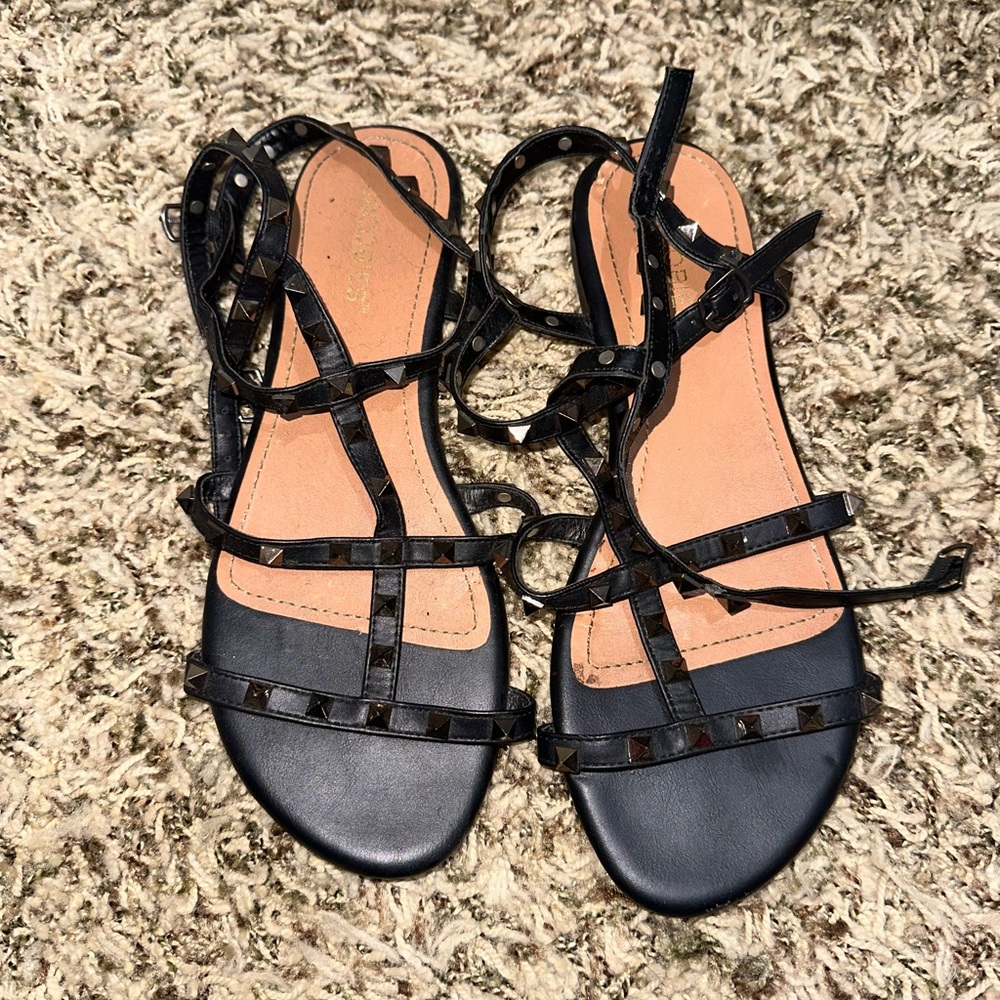 Women spiky sandals, up to the ankle, color is black